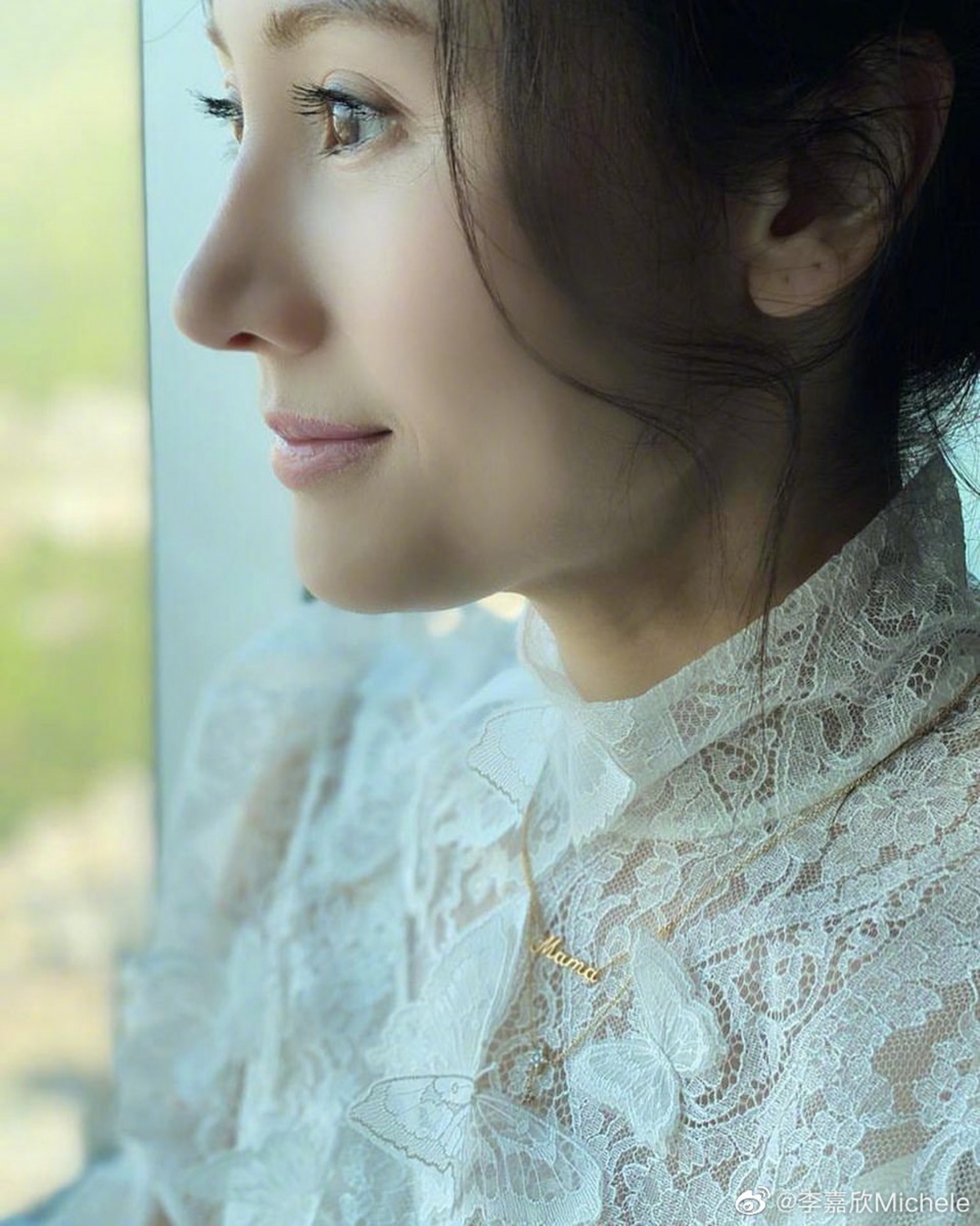 一直保留「黑長直」的女神李嘉欣,氣質一向不但穿上粉紅色禮服,連口罩都是粉紅色,配上一頭粉紅色的長髮,簡直是充滿少女心!她顯然非常滿意這個「Pink Lady」造型,頻頻上載了自拍照和影片。