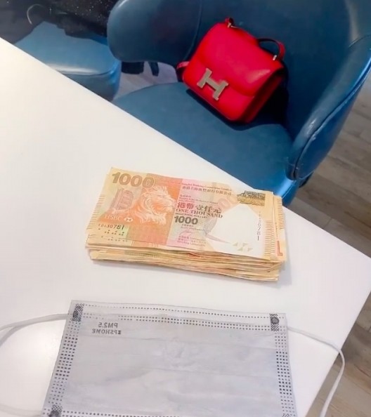 蘇淼淼自稱月入過過百萬,全靠自己經營家人的中醫減肥診所,醫學美容和化妝品貿易生意。她也在網上擁有超過9萬粉絲,因身材和財富受矚目。