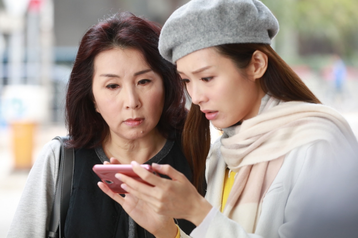 近日,香港一對夫妻生育一子後想追第二胎,因為久久未能成功,所以妻子就努力接受體外人工受孕。人工受孕並不簡單,在抽卵放胎的過程需要打過百支針。最後,他們如願以償,生下了第二位小孩,建立了一個美好的家庭。