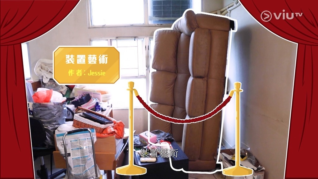 執屋最可怕的是,在客廳的位置竟然出現了一張「豎起」擺放的大梳化,畫面十分離奇!