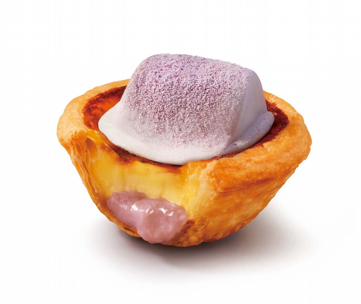 將葡撻切開後,承載著芋頭顆粒的綿密芋泥緩緩流出