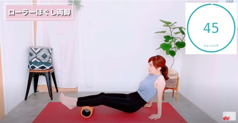 【瘦肌肉腿運動】最後一個步驟也要用到滾輪的輔助,先把雙腳置在滾輪上方,雙手則撐起身體