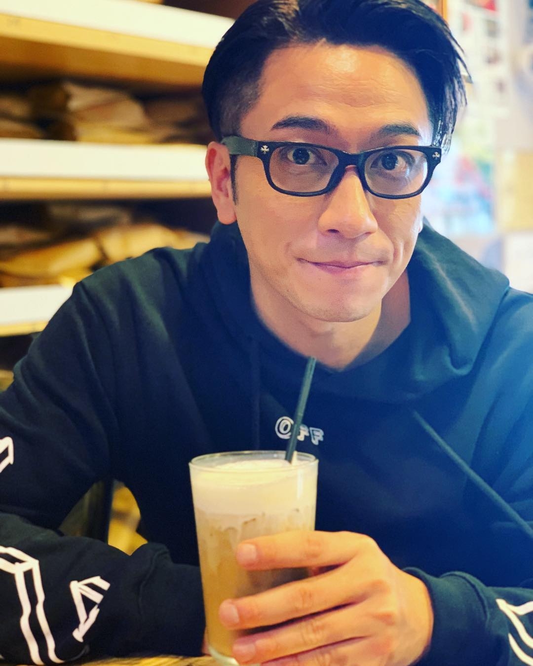 【香港男明星學生相】當時的吳卓羲看起來外貌較普通,反而是愈大愈帥氣,也開始有男人魅力!
