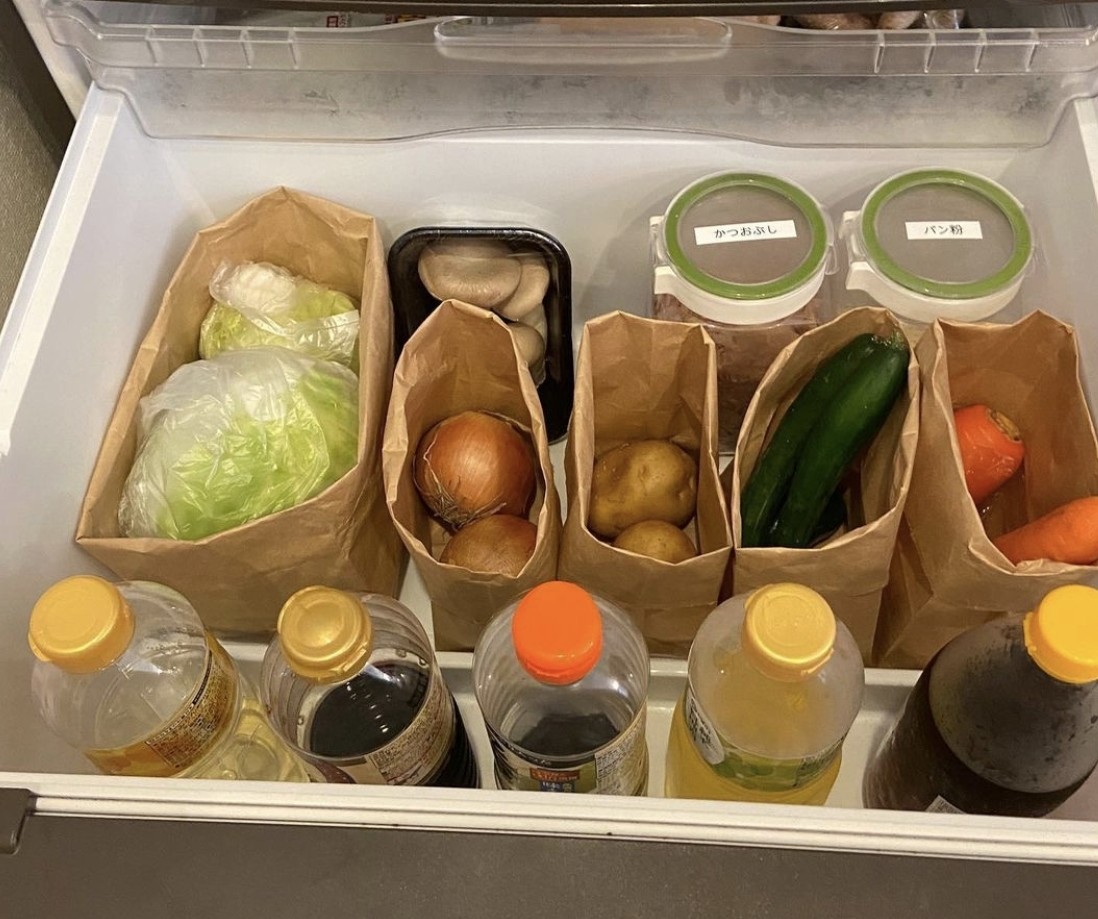 在雪櫃中,使用這些紙袋可以讓食物看起來一目了然,生熟也可以輕鬆分割,看起來也超簡約風的,不會亂糟糟,讓心情迅間變好!