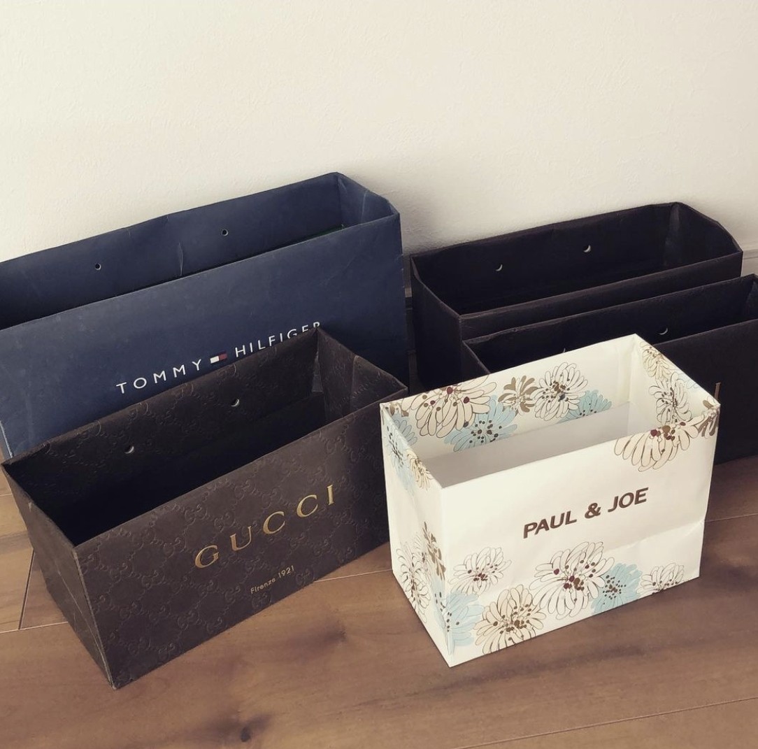 這個收納法除了可以避免浪費掉多餘的紙袋外,還好處多多呢!這個DIY的紙袋收納盒雖然不太牢固,但是形狀可隨意變形,可以有彈性的儲物。