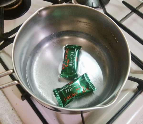 這個創意的DIY做法就是先需要找來一粒獨立包裝的朱古力，大小最好像掌心般大，容易掌握。然後，用一盤熱水浸一會兒，待裏面的朱古力都融化掉。最後，用剪刀剪開一個超細的洞，就可以拿著包裝袋當成「唧袋」一樣寫字啦！