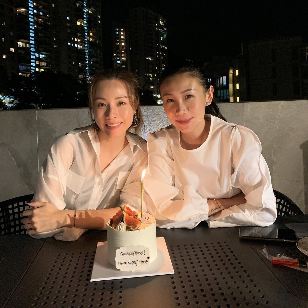 Angela區文詩現時主力在電台當DJ,在2014年更於電台節目自爆拍過29次拖,交往對象的國籍包括中、日、韓、英、美、意等,所以被封作「雜食專家」