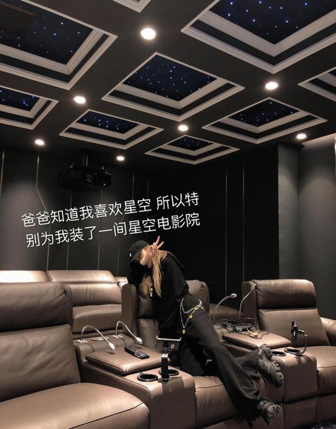 【周揚青-潮流合夥人2】周揚青是富二代出身,從小就已經過著有錢人的奢華生活,在9月剛過去的32歲生日,其爸爸更超闊綽的送她一棟新別墅