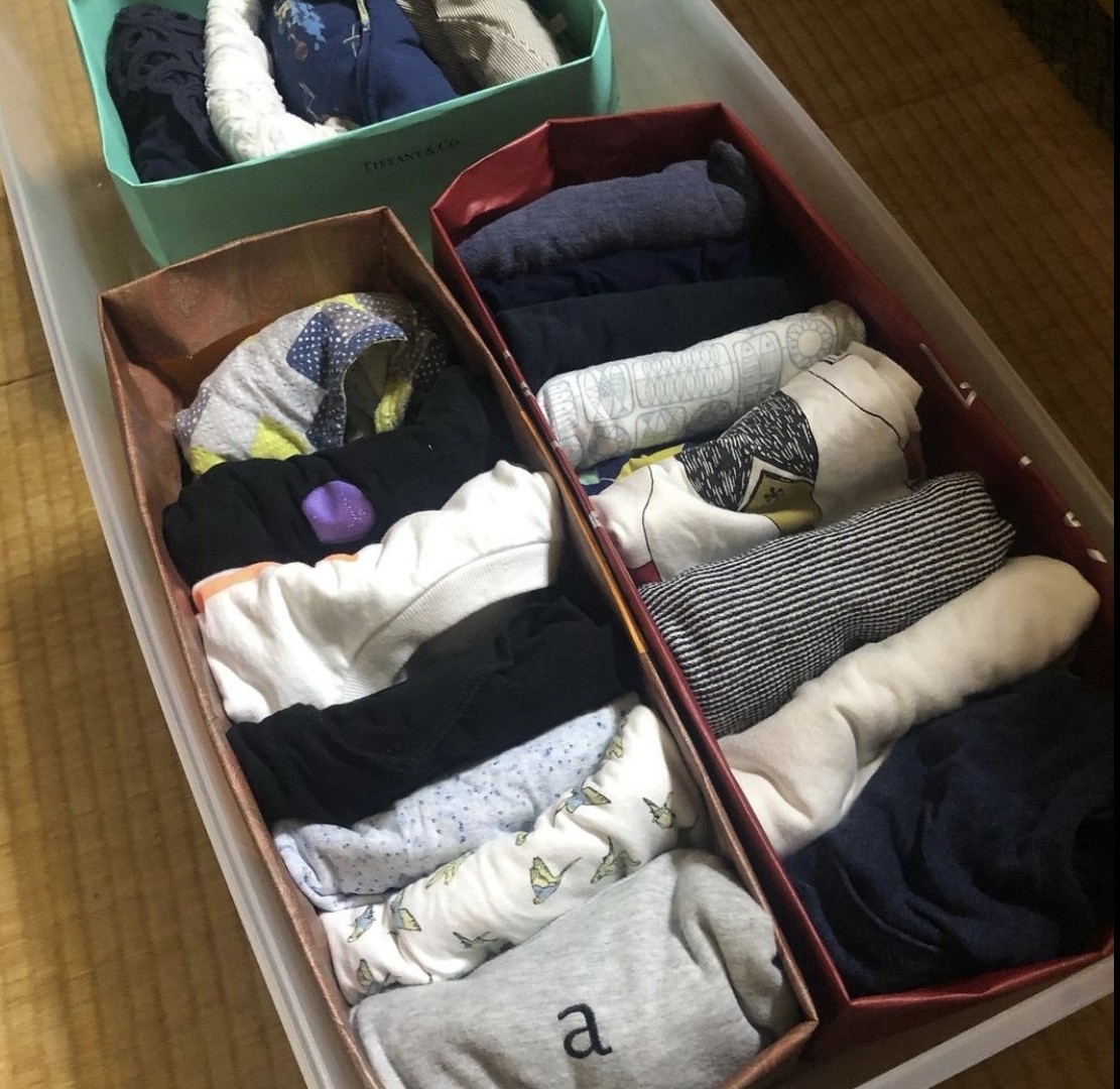 這個紙袋儲物盒可以用在衣櫥裏,放毛衣或內衣等,用作分類也非常好用。