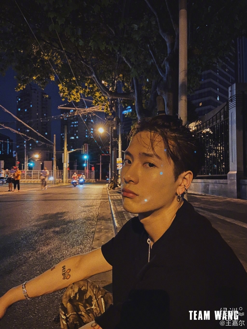 王嘉爾Jackson廣東話唱《分手總要在雨天》網民負評懶音多扮外國人唱廣東歌