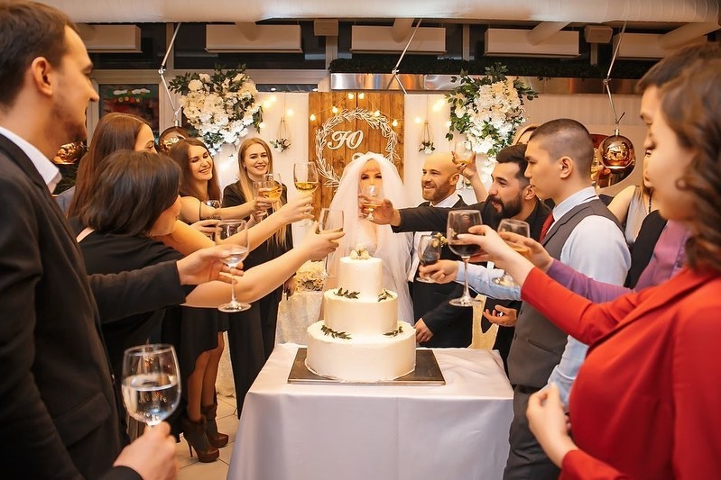 Yuri Tolochko的婚禮上更邀來了身邊一班親朋好友來見證,一眾好友更在旁開心伴舞,為二人送上最真摯的祝福