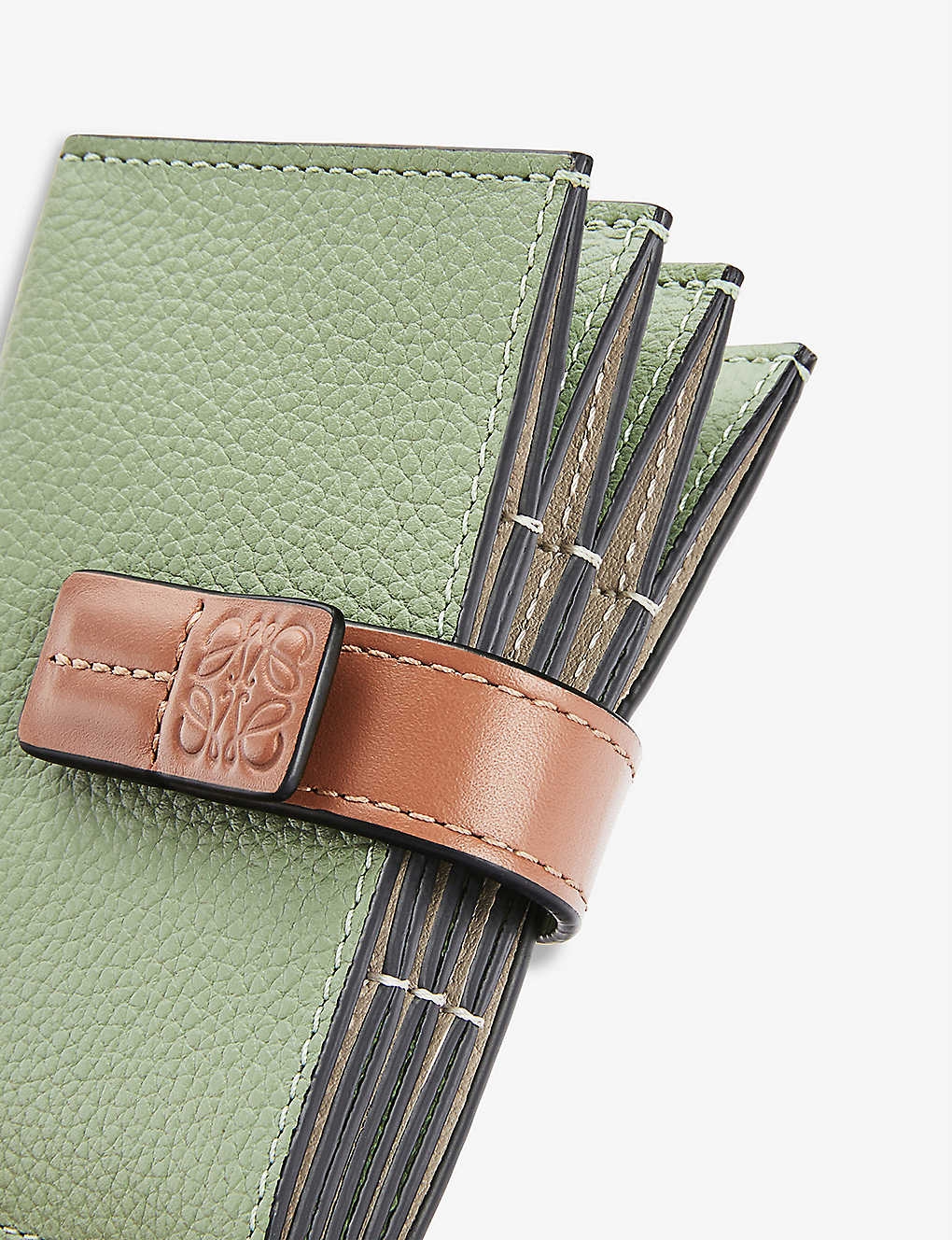 【LOEWE名牌手袋】這款cardholder超值得推薦，除了因為它是全牛油果色調，其實用度也是極高，有４層的卡片隔層讓你更好的分門別類