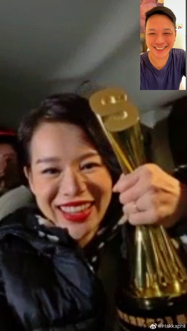 得獎當天她更指自己興奮得到了凌晨才能入睡,她在大陸的4個月攜了小兒子Ryan與她一起,身處香港的大兒子和丈夫就有即時視訊祝賀,她就驕傲的舉起大獎表示自己的興奮。丈夫更指兒子有追看直播,叫胡杏兒「快點回家!」,家庭溫馨甜蜜,可說是事業家庭兩得意。