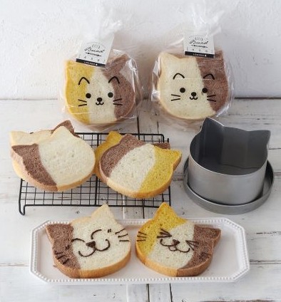 除了在蛋糕上寫字以外，也可以在麵包上畫上不同的樣子，刻畫出喜歡的卡通或動物，讓麵包看起來變得超可愛！看著一整天的心情都會變好，而且還可以用來打卡呢～