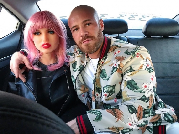 上年Yuri Tolochko帶Margo上俄羅斯電視節目時,更表示女友雖然不懂煮飯,但是卻很嘴饞,更會挑自己喜歡的菜式食,而她最愛的是喬治亞菜式。