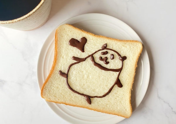 除了在蛋糕上寫字以外，也可以在麵包上畫上不同的樣子，刻畫出喜歡的卡通或動物，讓麵包看起來變得超可愛！看著一整天的心情都會變好，而且還可以用來打卡呢～
