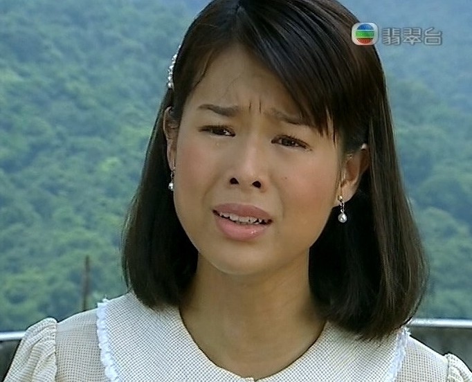 其實胡杏兒在2005年就成為了TVB的女一,當時不少劇集她也有份擔演。在2011年就憑著《怒火街頭》和《萬凰之王》奪得最佳女主角成為視后,在《怒火街頭》中,也因為誇張的哭戲讓表情包一度被瘋傳,指她的苦相超像有囧樣表情的「石神」。