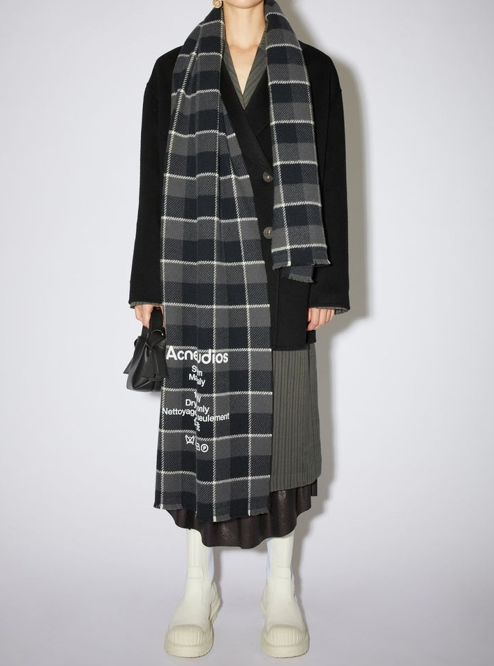 ACNE STUDIOS Cassiar scarf HK$1,900【