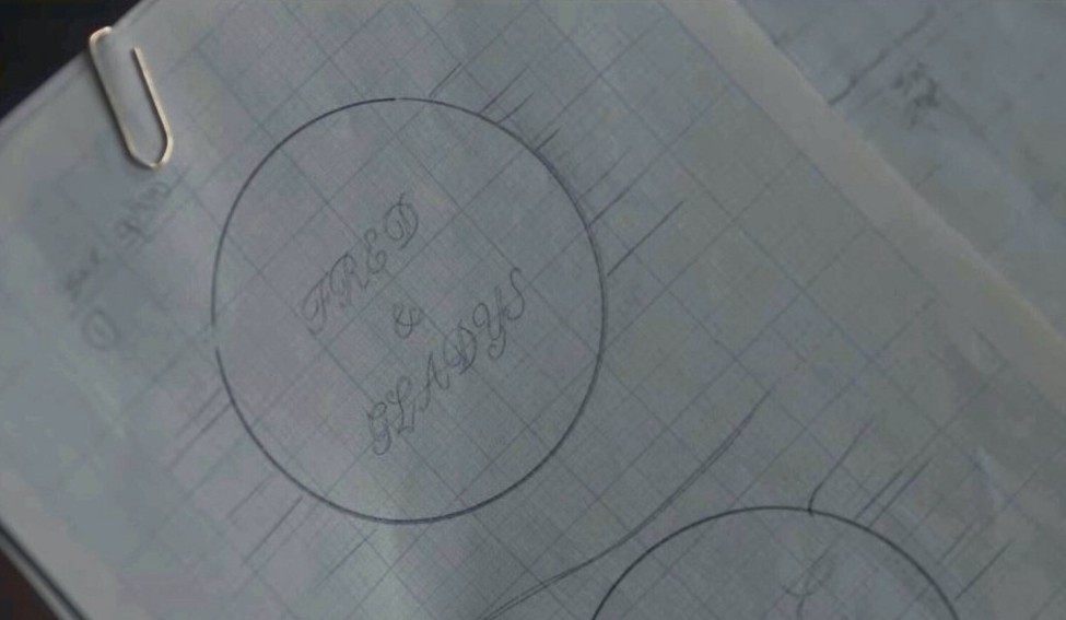 當時戴安娜甚至發現查理斯在訂婚後竟然還將刻有兩人名字的手鐲送給卡米拉作禮物，