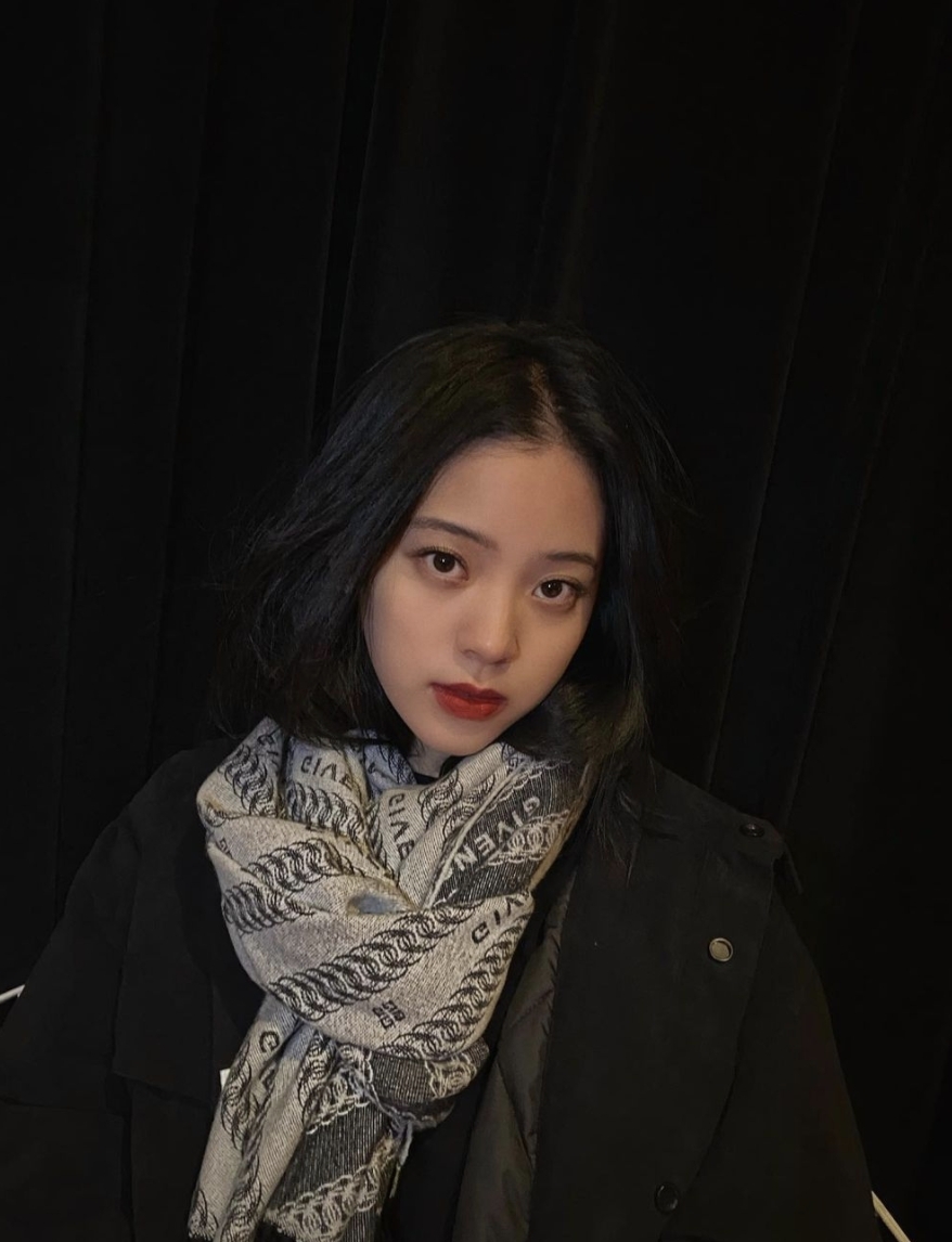 歐陽娜娜看見他後大讚他的造型,然後直接走到陳偉霆的房間試穿他擺放出來的球鞋,然後又走到化妝檯前試戴各種首飾,最後更順手拿走了他首飾櫃內的一枚戒指。