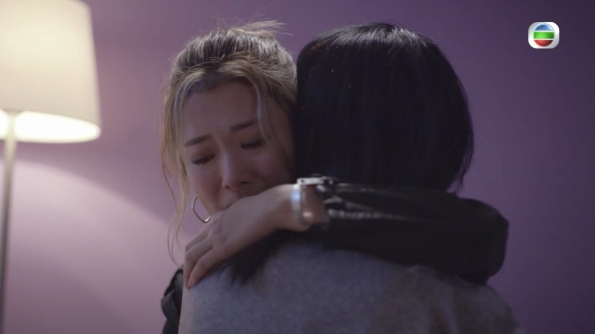 她們坐下後,兩人默不作聲,子欣低著頭像有百般難言之隱,媽媽雖然不知道發生甚麼事,但也立刻伸手握住女兒的手,像是表達無論是任何事,媽媽也會在身旁陪伴她。子欣皺著眉頭,對於媽媽的主動牽手感到愧疚又感動,然後就緊握回媽媽的手,繼而向媽媽投以擁抱。