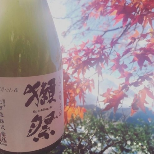 日本名酒「獺祭」近日竟與摩斯漢堡店聯乘推出限定商品「甘酒香草奶昔」!揉合美日的元素,把甜甜的雲尼拿加上甘甜的甘酒,甘酒並無加入酒精成分,只有米麴的香味,打造出這杯超少女的飲料!