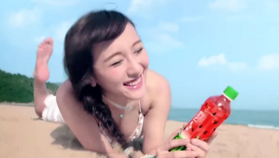 DaDa在2012年以「o靚模」出身,當時23歲的她樣貌青澀,不過與現在的樣貌也不是相差很大,在保養可說是做得相當好!當年拍攝廣告和電影的她都以性感路線為主,所以妝容和打扮也相對老成和成熟,如今轉型走回清純路線就給人感覺簡單順眼得多!