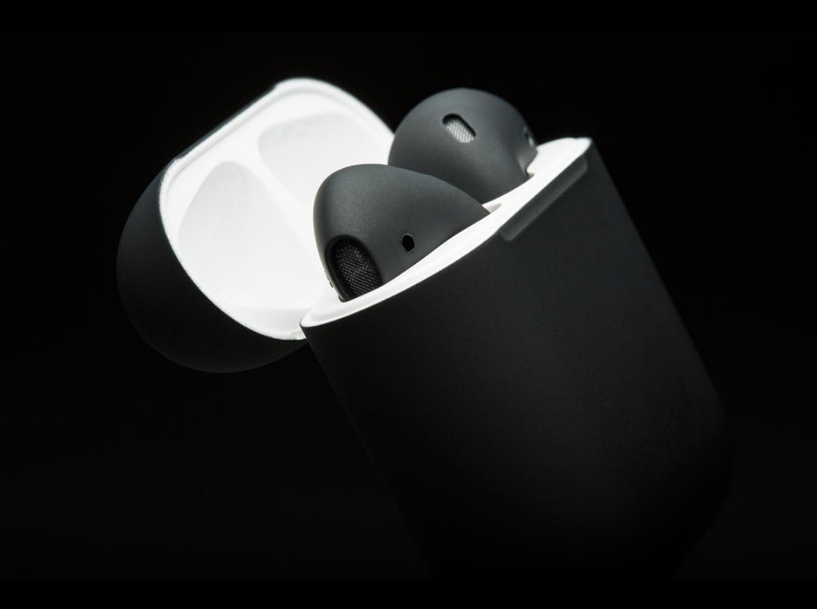 由於今次Apple所採用的物質「Vantablack」是目前品牌所擁有最暗的顏色，能吸收高達99.965%的可見光，成功展示出真正的黑色。