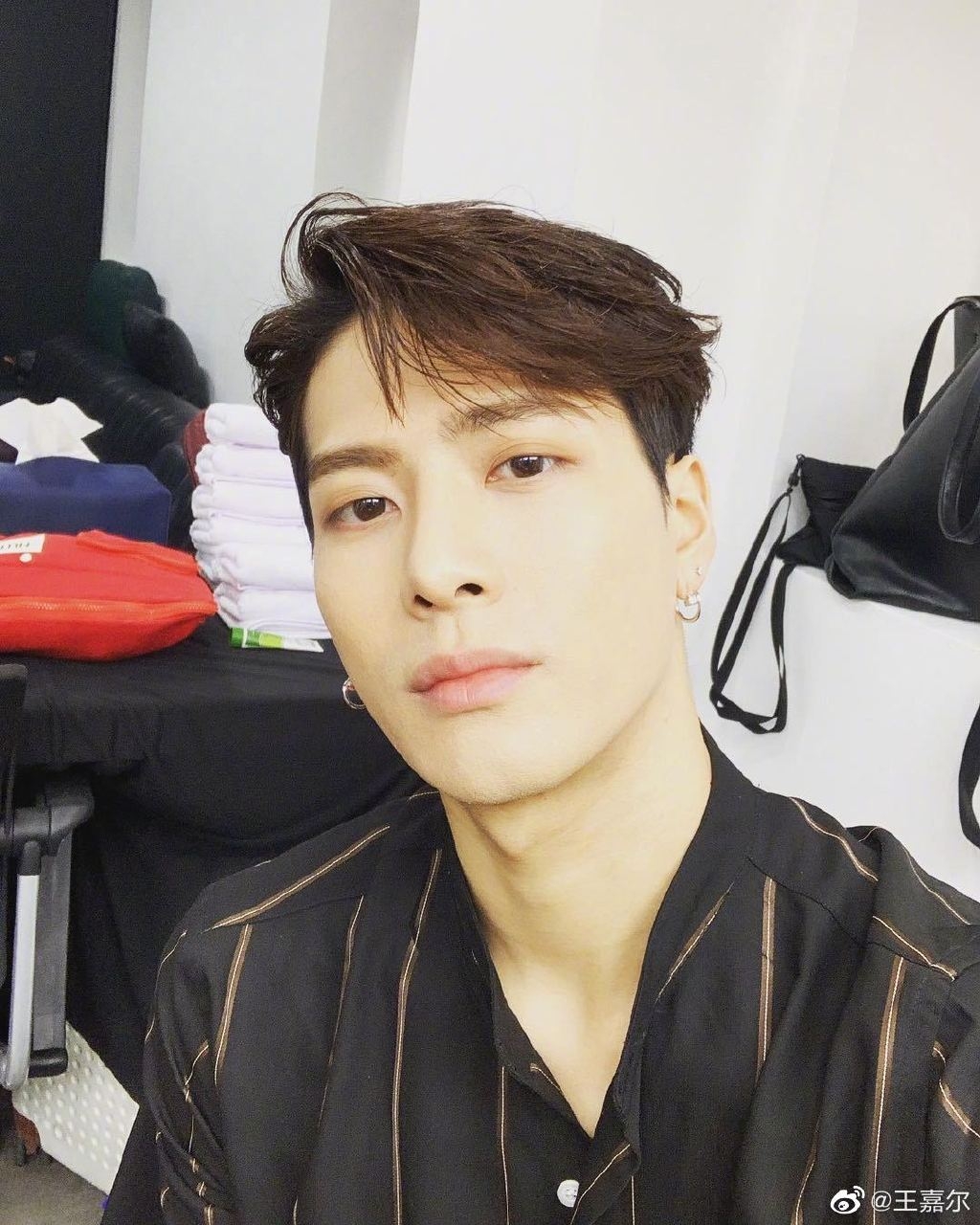 王嘉爾Jackson廣東話唱《分手總要在雨天》網民負評懶音多扮外國人唱廣東歌