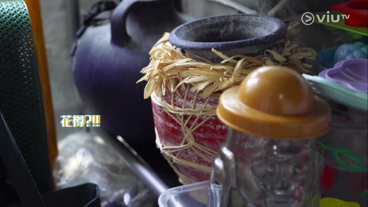 雜亂無章的還有廚房,主持人找出非常佔位置嘅大花樽和已拆卸的浴室寶,對於捨或留,大家都猶豫不決,最後要打電話詢問Ray媽媽,對方表示「其實無用,不過唔捨得丟」。