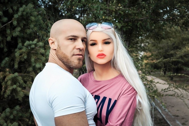 Yuri Tolochko在IG亦有曾分享過他與Margo之間的愛情故事,原來當初兩人是在酒吧中相遇的