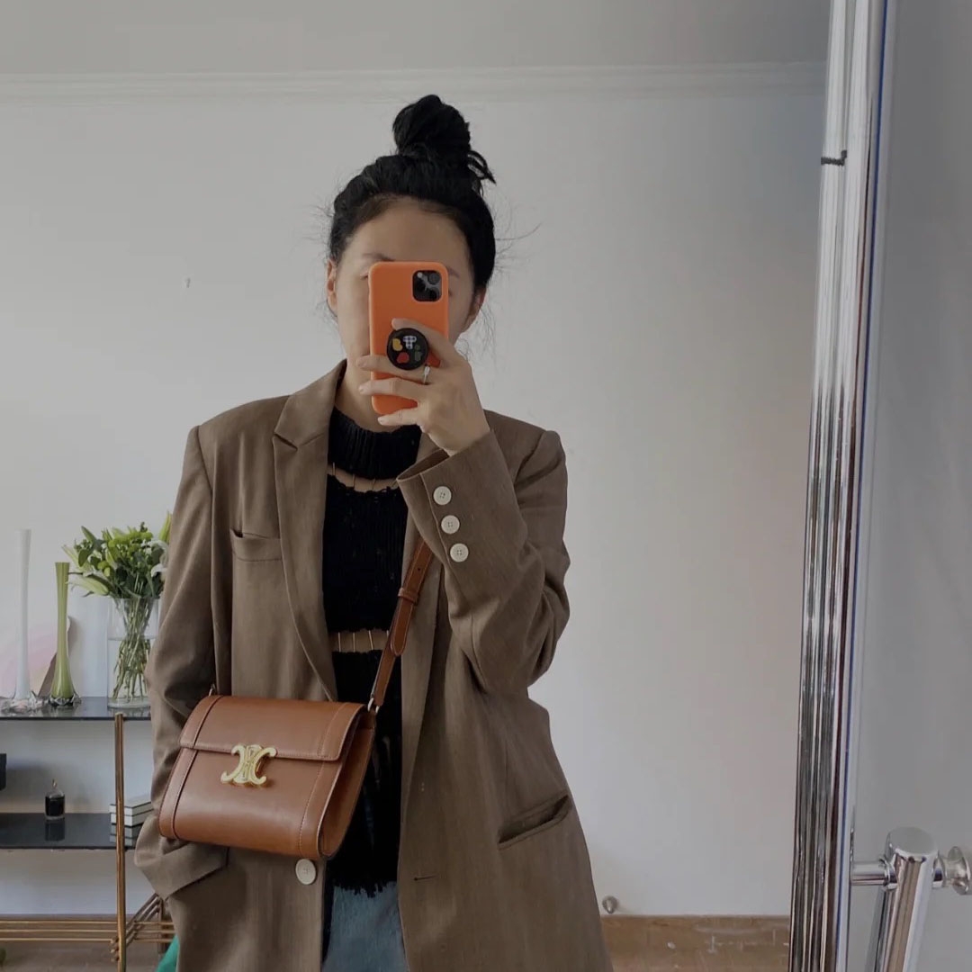 【CELINE手袋】STRAP BAG TRIOMPHE IN NATURAL CALFSKIN
