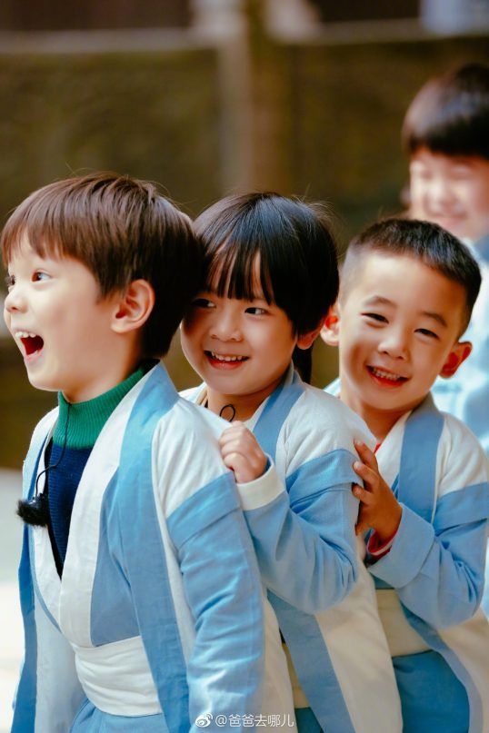 近日應采兒陳小春在訪問中突然透露七歲兒子Jasper已轉到上海讀書,她解釋轉學主要是因疫情影響,香港停學停了十個月,讓Jasper的學習進度耽誤不前,所以就必須轉學到一個能上學的地方。