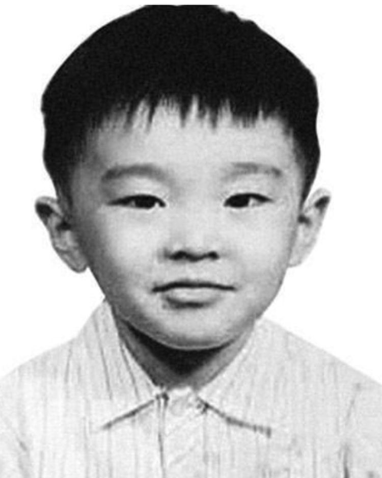 【香港男明星學生相】周星馳就真的完全認不出來,怎隸看都覺得不太相似,果然「男大也有十八變」~