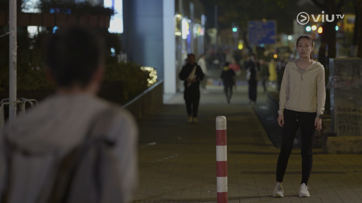當中有兩幕特別深得觀眾歡心,包括顧定軒飾演的King跟鄧麗欣飾演的家瑜在輕鐵站前大聲承諾會守護他們共同投放了許多心血的球隊「力圖」。