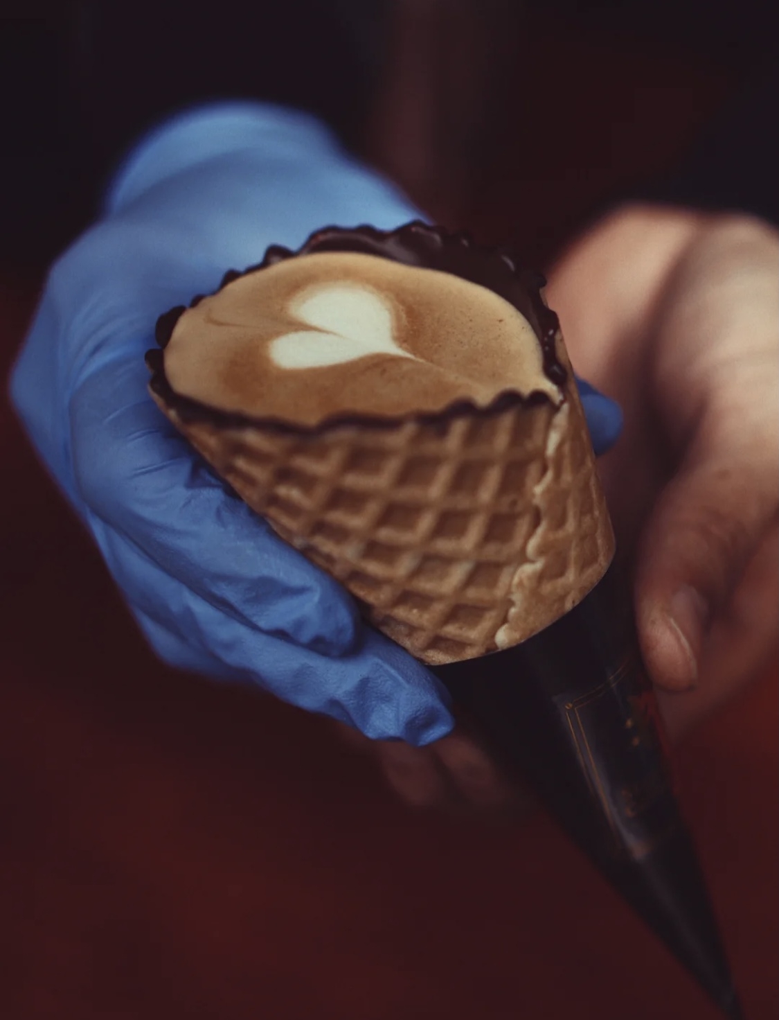 雪糕筒咖啡近年可說是人氣的打卡咖啡!把咖啡裝在雪糕筒裏樣子非常趣怪,看起來更有點像溶掉的雪糕!賣相帶來了衝擊之外,特點是雪糕筒內層會有一層濃朱古力,當倒入熱咖啡時就會把朱古力溶成咖啡的一部分,把咖啡變成了Mocha,有雙重滋味!