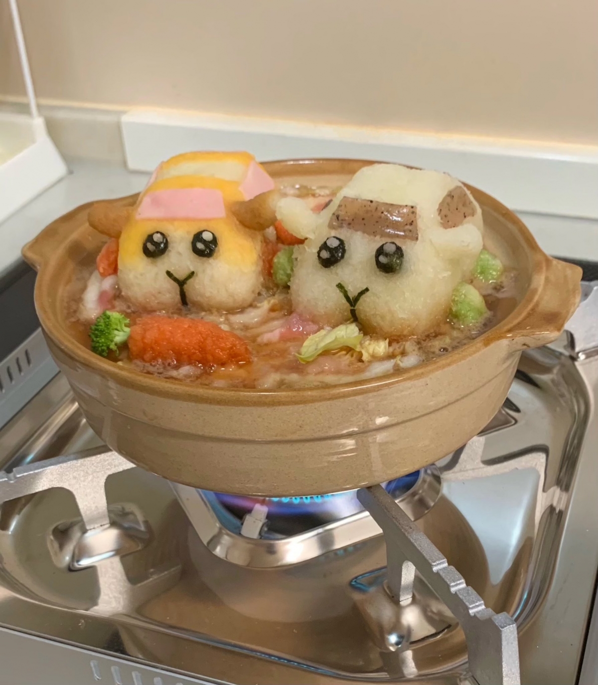 Miso繼而再挑戰其他食物,最近就再製作了天竺鼠車車火鍋!這個超狂的天竺鼠車車原來是由蘿蔔蓉所捏成,站在日式火鍋上的立體天竺鼠車車十分療癒,但是這個應該比較考功夫吧~