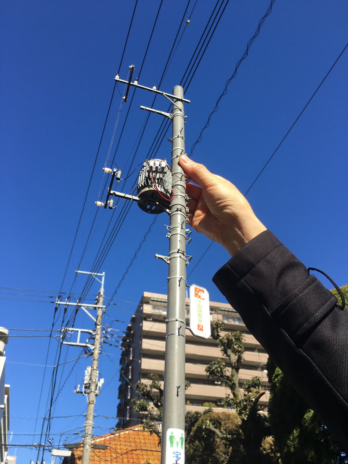 當中,戶外的裝置也完全難他不到,Mozu另一個十分厲害的作品還有「垃圾收集區」!這次換成戶外場景的路邊垃圾堆裏,有逼真的舊雪櫃與音響,就連泛黃的包裝盒與街上的污積也是一筆一筆畫上去的!