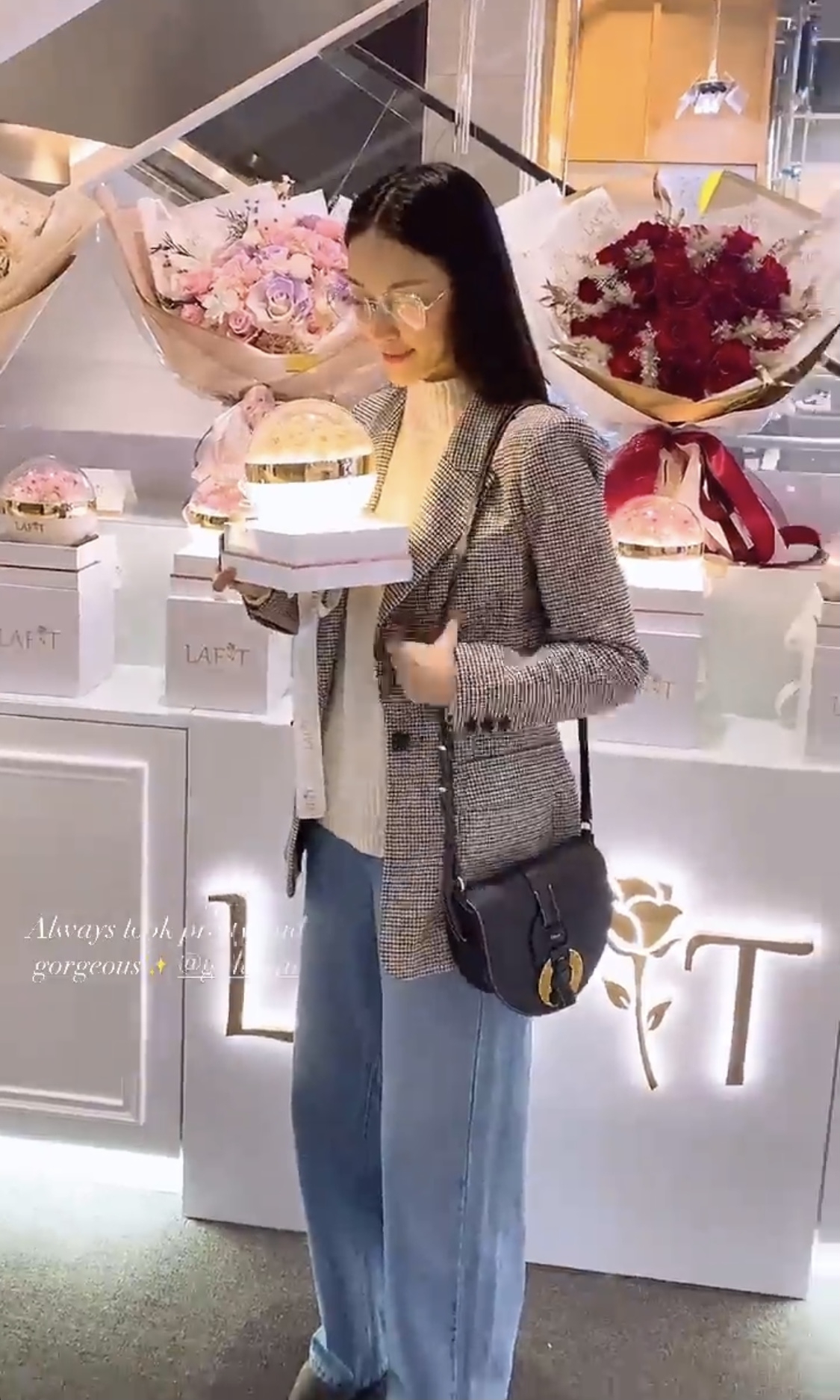 另一款粉色櫻花非常少女心,夢幻得讓人心動!就連陳凱琳都大愛,曾捧著打卡拍照呢~這個水晶球售價$1880,1月25日前預訂可享有預訂價$1338喔~