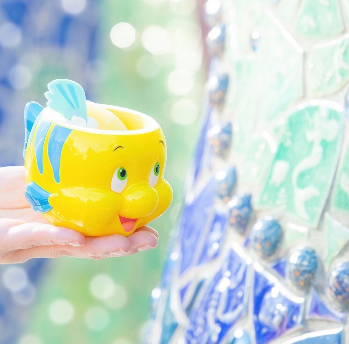 最後一款人氣商品其實是個隱藏商品!這個超可愛的「小胖造型杯」並不能直接購買,必須在東京迪士尼美人魚區中的餐廳購買食物加配。「小胖造型杯」裏盛載的是美味的啫喱,食用後可自行清洗帶走!