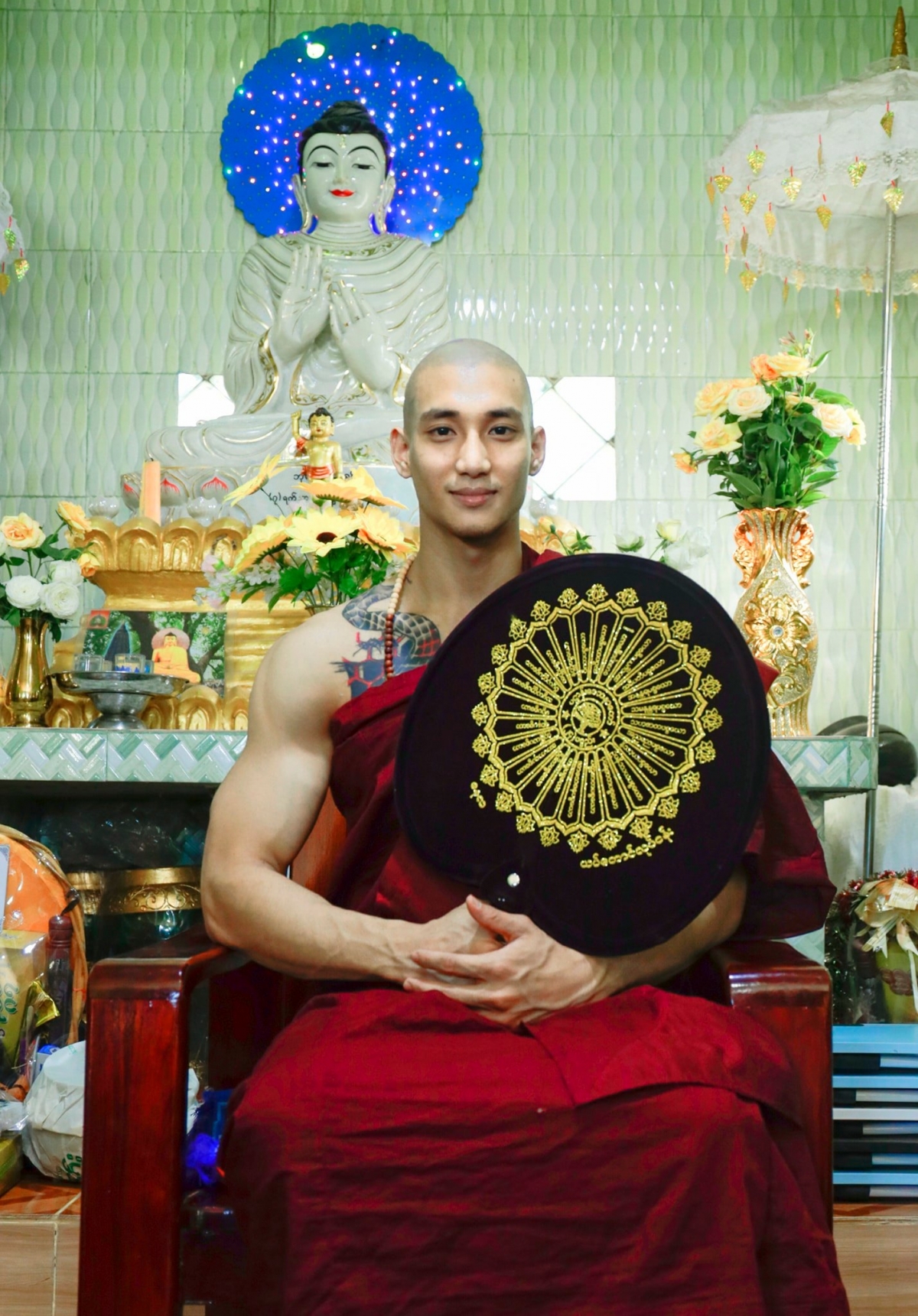 最近 Paing Takhon 更剛剛經歷完短期出家,狠心剃掉一頭性感長髮的他,就連光頭也一樣charming過人,更被譽為「世上最帥和尚」!