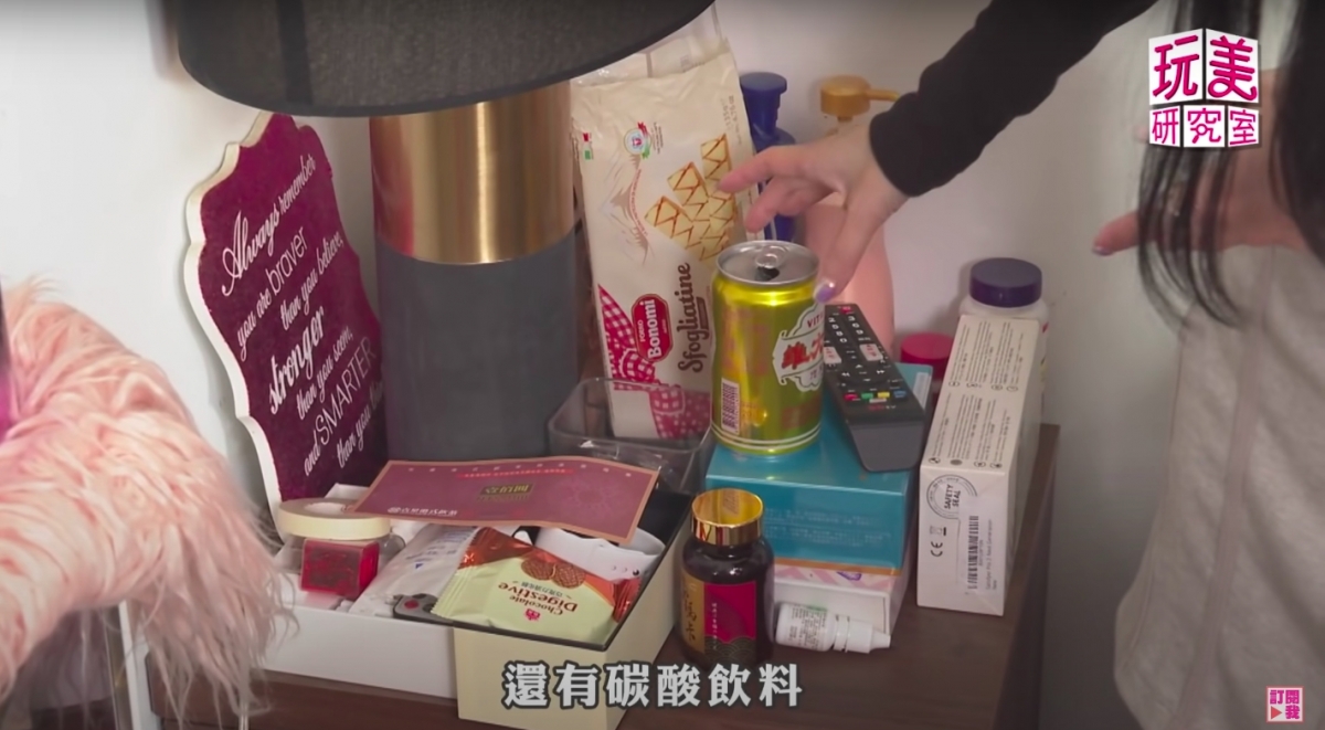 在床頭櫃也有一罐擺放了一個月的飲料,十分可怕!藥物和電線都亂糟糟的放在地上,用完的紙巾盒棉花棒隨處可見,用過的胸貼也黏了在桌子上⋯⋯