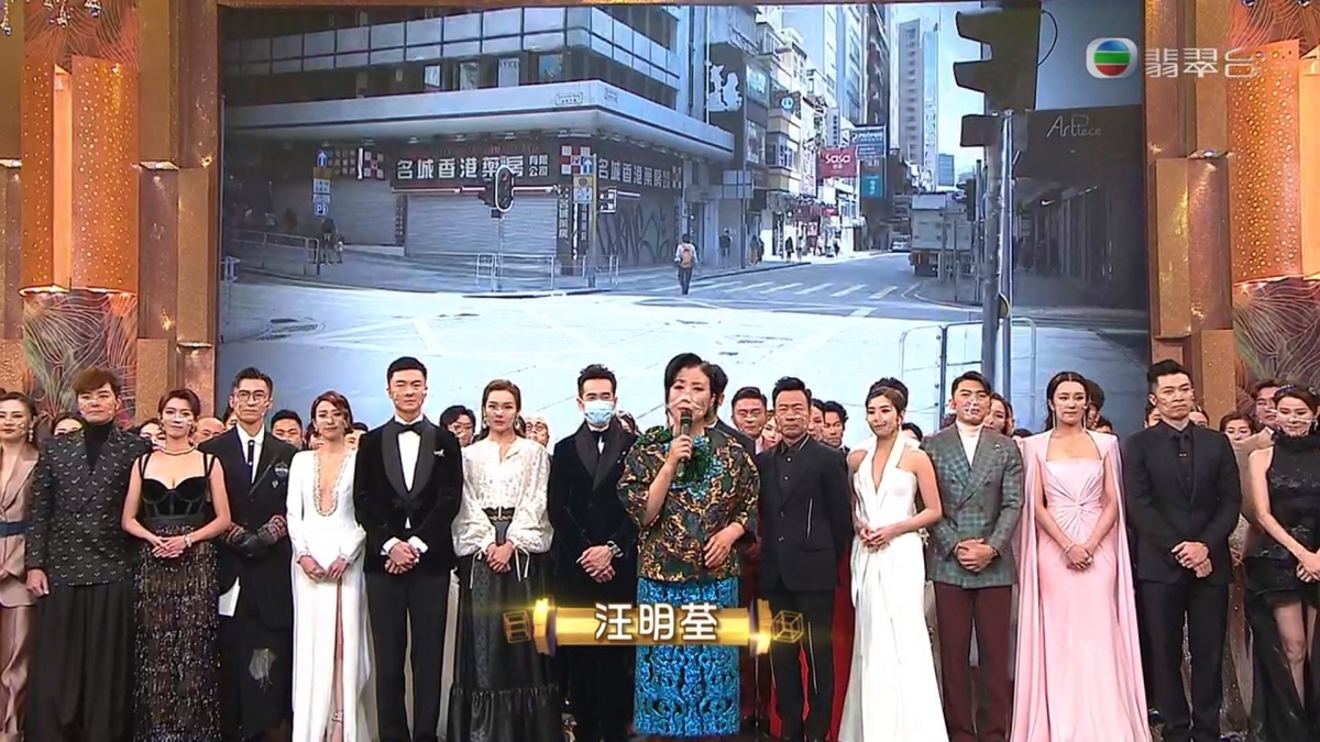 【萬千星輝2020】日前舉辦的萬千星輝頒獎典禮已經圓滿結束,除了眾多得獎藝人成為焦點之外,鏡頭也捕捉到不少尷尬場面!當中劉丹誤以為得獎一幕的尷尬程度,堪稱比得上關心妍衝出台誤領獎的經典一幕!馮盈盈輪著摸5小生胸肌的一幕也被指尷尬?一起來看看今年的尷尬場面吧~