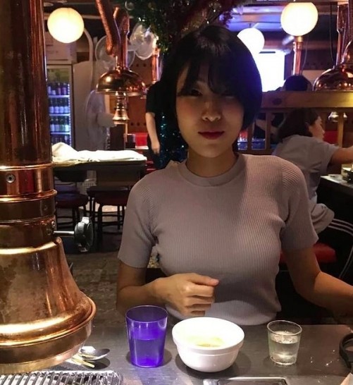 而且留言當中亦不乏惡意留言，例如：「生下你，不知你的父母是長成怎麼樣」、「像男人」、「能結婚嗎」等讓李世英徹底心碎，抵受不了冒犯性的惡言，加上一向自卑的性格，讓她忍不住決定要改變自己的樣子。