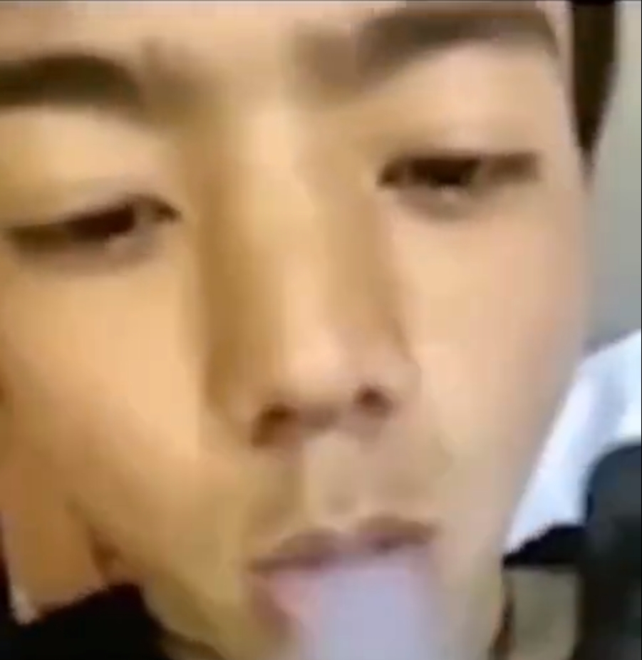 丁真坐在床上吞雲吐霧,被指手法貌似頗為純熟