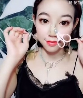 【內地網紅大媽化妝】除了瘦臉膠帶,「琦花花」還會用皮膚蠟來墊高鼻樑,把扁塌鼻變成了外國人的高鼻子,令臉部的立體感更突出