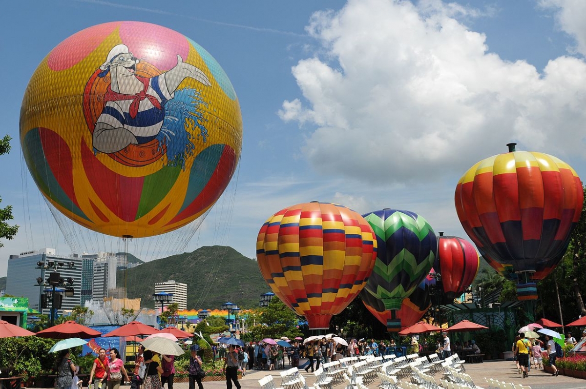之前在海洋公園是有巨型氦氣球上升的機動遊戲,於2007年開放,大家可以坐上它升上120米高空,一看港島南區美景