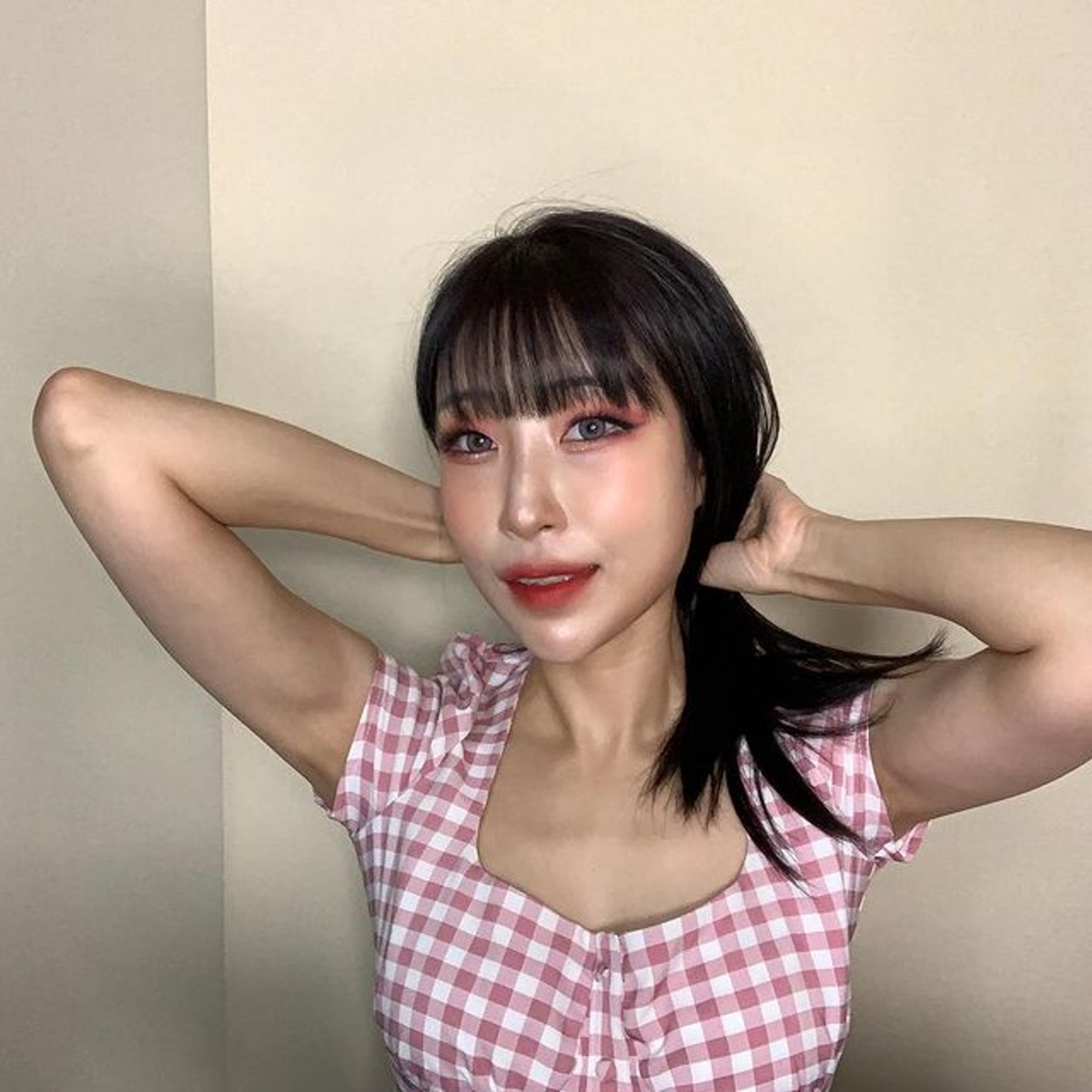 近日終於康復並回歸以美貌自信示眾，她搖身一變變成了一位美女，眼睛除了變得又大又水汪汪之外，也有網民指她的下巴和鼻子也變得不少，猜測她除了眼睛之外還有整其他地方。