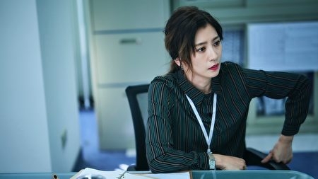 香港地搵食艱難,打工仔絕大部分都要加班,為了賺錢只好逆來順受,不少人更不時要通宵工作。不過,大陸一些公司原來還更誇張,把員工們的生死和感受視為無物,只把他們當作社會上的其中一個齒輪,在內地「用命換錢」的概念大行其道,人人也習慣是正常。