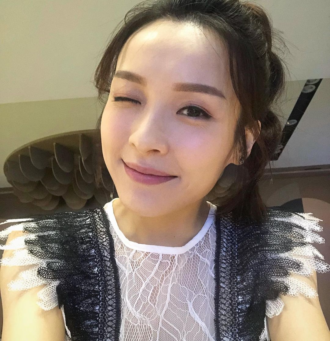 【藝人入行前工作】李佳芯畢業後擔任模特兒,為不少旅遊雜誌拍攝多期封面,還出遊南極、台灣等地。